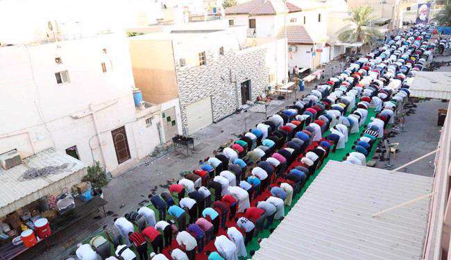 ادای نماز عید فطر در مقابل منزل شیخ عیسی قاسم در بحرین